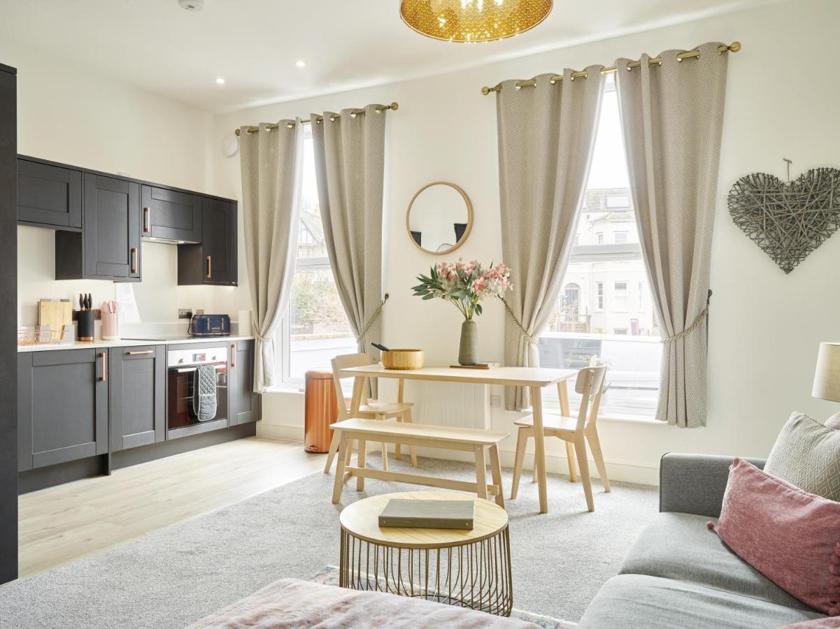 Curb Properties - Super 2 Bed Apartment 5 Min From Town Centre チェルトナム エクステリア 写真